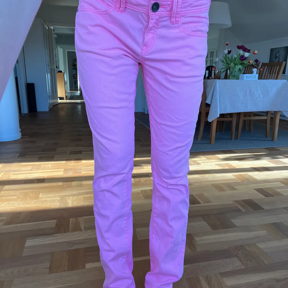 Rosa jeans från QS som sitter långt i benen även på mig som är 173cm! De passar en storlek S ungefär! Lågmidjade. Jeans & Byxor.
