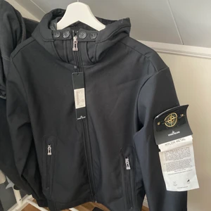 Stone Island Jacka Ny - Säljer min Stone island jacka helt ny med tags. Säljer p.ga. Köpte för cirka 2 år sedan och har väntat med att växa in i den men orkar ej vänta för att jag behöver pengar så säljer den nu✨ Skick: 9/10