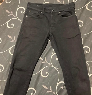 G-STAR RAW SLIM - Säljer G-STAR slim jeans som jag köpt och använt 2-3 gånger. Perfekt skick inga skador alls och är fortfarande nya men passar inte mig. Köpta för 1100kr och säljer de för 600kr men priset kan diskuteras.
