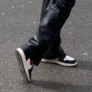 Nike Air Jordan 1 retro high og - Säljer dessa retro high jordans som är varsamr använda och supersnygga. De har lite tecken på användning på den vita delen där fram men jag har heller aldrig försökt att tvätta dem. Men därav priset. Storlek 38.5. Supersköna o perfekta till våren! I superbra skick annars. Har kvar box osv. Nypris 2200 men med frakt o tull kosta det över 3000 kr❤️❤️ skriv för frågor!❤️