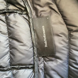 Peak performance jacka strl S - Köpte jackan för två år sen. Den har två små hål på ärmen men i stort sätt är den i bra skick. Jackan är s men passar m