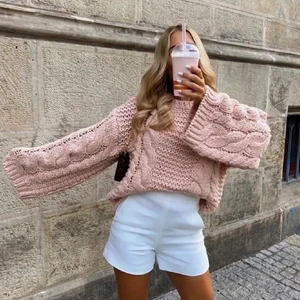 Tröja NA-KD kabelstickad - Säljer denna rosa tröja från NA-KD. Den är i storlek 34, men sitter oversize. Min bild på tröjan är den bilden i mitten, de andra är lånade. Fraktar eller möts upp i Alvik, köparen står för frakt ❤️