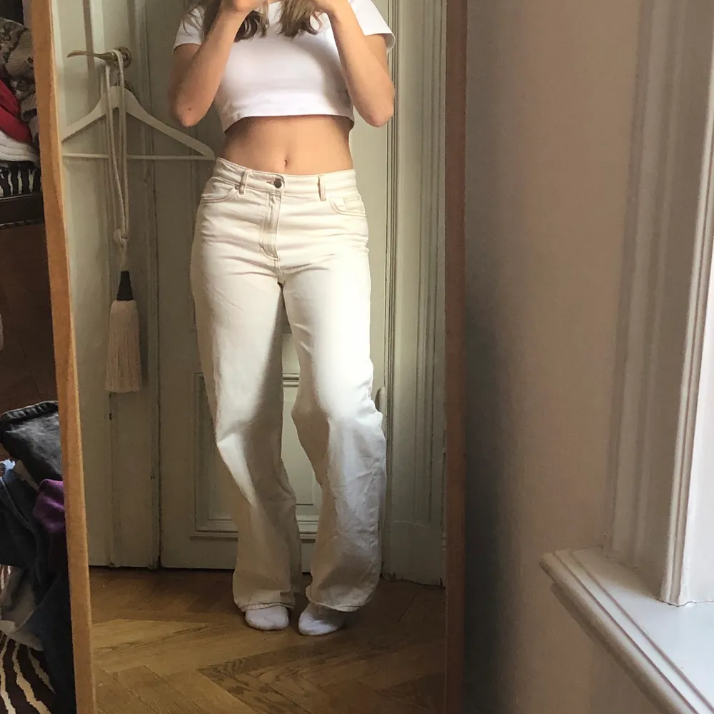 Mid-Waist Jeans från Monki. MODELL Taiki, STORLEK 27, 165/68A. Om flera är intresserade blir det budgivning🤍. Jeans & Byxor.