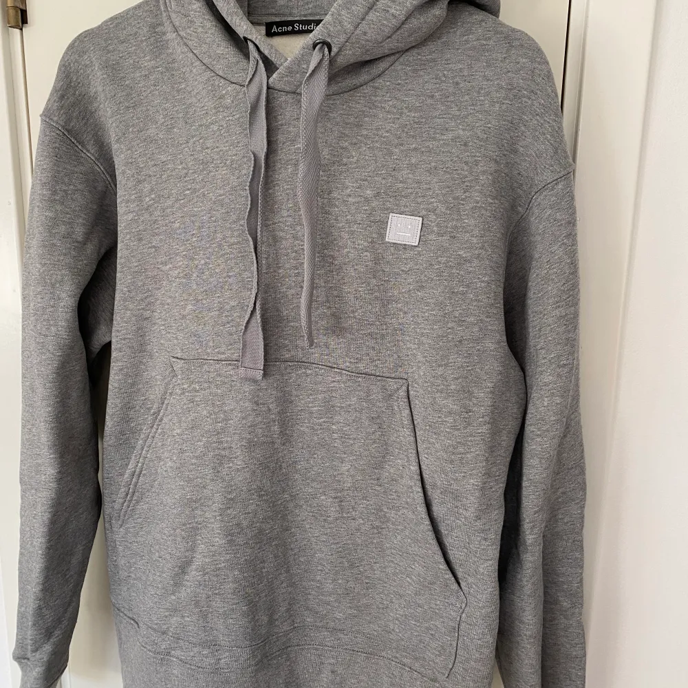 Hej! Säljer här min jättefina hoodie från Acne Studios! Som ni ser är skicket som nytt då den knappt är använd. Sitter som en Medium! Passar såklart tjejer också. Kolla min profil! Rensar massa Acne nu!! Hörs om det är nån fråga 🌻 . Hoodies.