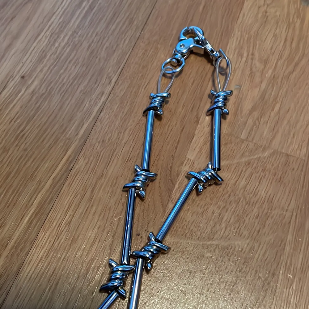 Ha den som byxkedja eller halsband ⛓ Köpt i en punkaffär i Helsingfors för ganska många år sedan.  Frakten går på 66 🪝. Accessoarer.