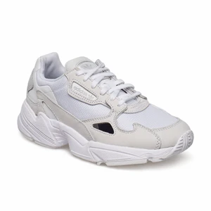 Vita skor - Säljer dessa Adidas Falcon W. Sparsamt använda. Nypris 1000kr