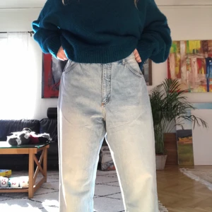 Monki Taiki jeans light blue strl 34 - Fina nya byxor från Monki. Passformen: Högmidjade byxor med lite större utrymme där uppe och avsmalnade vid benen. Ingen stretch. Har midjemåttet 85 cm och höftmått 105 cm. Helt nya och har märkeskappen kvar. Är gjorda på organiskt bomull för en mer hållbar möljö.