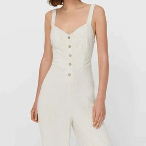 Stradivarius linen jumpsuit S - Oanvänd vacker jumpsuit från stradivarius i storlek S. Jumpsuiten är gjord av linnetyg med knappar och en öppen rygg som man knyter. FÖRSTA BILDEN ÄR INTE MIN 