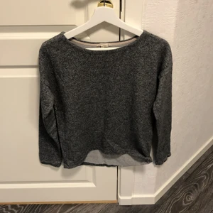 Mörkgrå tröja  - En mörkgrå tröja ifrån HM, bra skick. Frakt tillkommer 