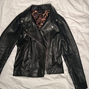 Läder - skinnjacka från soul river (sällsynt) ser ut som ny, man kan knappt se skalningen.  pris kan diskuteras kan skicka bilder på mig med jackan eller fler bilder på jackan❤️
