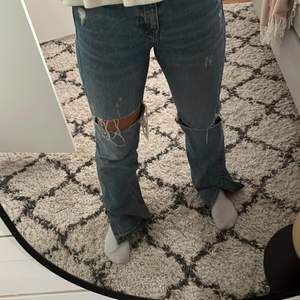 Supersnygga, trendiga jeans från pull and bear med hål och slits där nere, jag är 168cm lång💖 lite större i storleken skulle jag säga, så kanske mer som 36 än 34