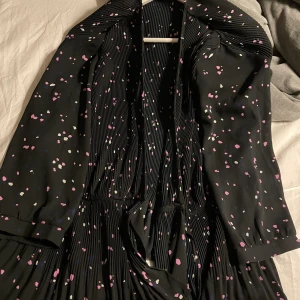 Selected Femme - strl 36, Nyskick, omlott blus 