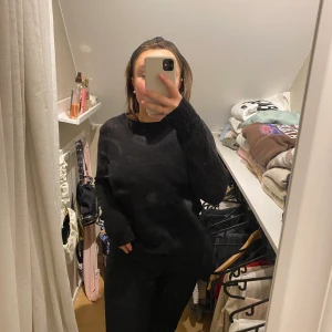 Stickad - Svart basic stickad tröja 