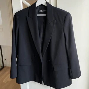 Zara svart blazer - Svart oversize blazer från Zara. Storlek XS, passar även S. Nypris 559. Endast använd fåtal gånger, som ny! 250 inkl frakt🤍