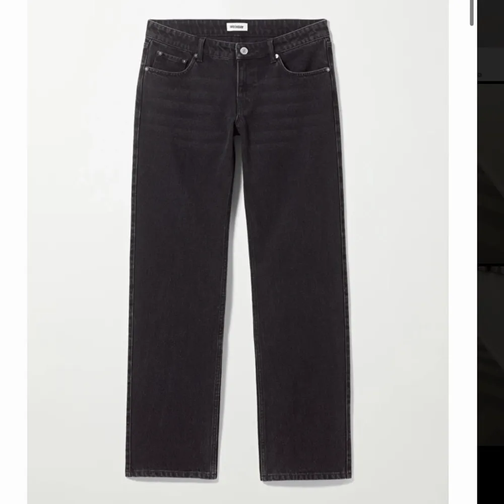 Oanvända weekday jeans i modellen arrow low, storlek 31x32❤️‍🔥 För små och är därför jag säljer, slutsåld på hemsidan☺️. Jeans & Byxor.