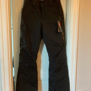 Sprillans nya skidbyxor - Ett par helt nya skidbyxor från the north face i Strl L. Aldrig använda endast testade. 