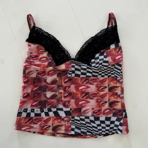 topp från omighty ❤️ - topp från omighty! sparsamt använd ☺️ köparen står för frakt! 