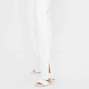 Vita jeans - Vita raka jeans med slits längst ner. Långa!! (85 cm innerbenslängd) aldrig använda, därför i riktigt bra skick! Frakt tillkommer!