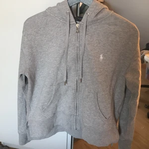 Ralph lauren tröja  - En Ralph lauren tröja i ett bra skick men som jag har tröttnat på💕