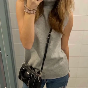 Grå polo linne - Säljer min skit snygga tröja ifrån zara då den inte kommer till användning. Fast pris!! LÅNAD BILD!!