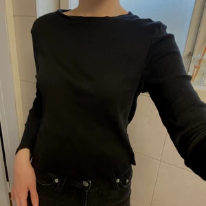  Svart topp  - Liten i sin storlek så passar S. Annars bra skick mycket lite använd. 