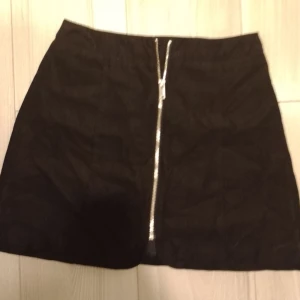 Hög midja kjol - Kort modell med hög midja I svart mocka ( aldrig använd )