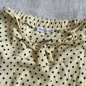 Gul prickig kjol - Säljer denna gula prickiga kjolen från zara som jag använde för några år sen men som inte kommit till någon mer användning. Den kommer från barnavdelningen och är i storlek 164 (13-14 år) men skulle säga att den passar XS-S, kanske M.