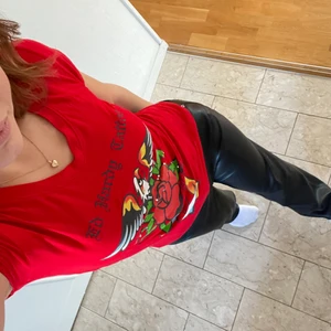 Topp - Cool topp som är köpt second hand. Ganska använt skick där de flesta stenarna är av. Frakt ingår inte i priset💗 