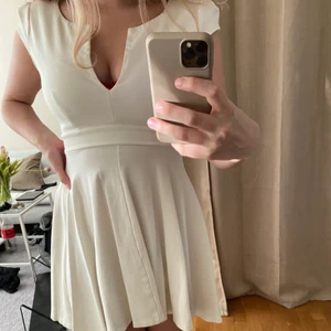 Klänning storlek S - Perfekt för en student eller bara en fin sommarklänning. I jättefint skick. Köparen står för frakten☺️