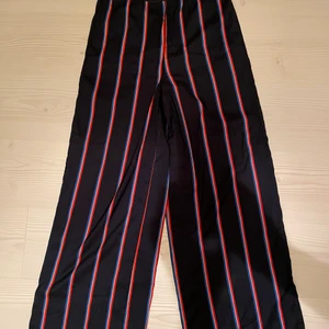 Twist & tango  - Blå-, vit- och rödrandiga byxor från Twist & Tango, strl 36. I fint skick, inte hittat något att anmärka på. 