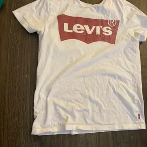 Säljer denna Levis t-Shirt då den inte kommer till användning fått den av en kompis vne hur många gånger hon använt den men bra skick! 