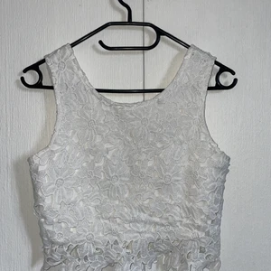 Linne/topp - Fint linne till sommaren, snygga blomdetaljer samt en guldig dragkedja i ryggen. Strl S/EUR 34