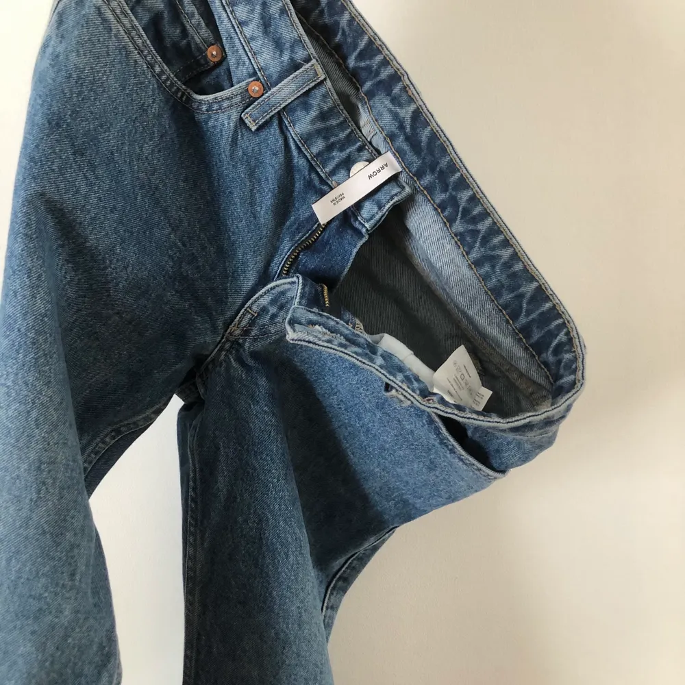 Super fina lågmidjade jeans från weekday i modellen arrow som tyvärr inte passar💙. Jeans & Byxor.
