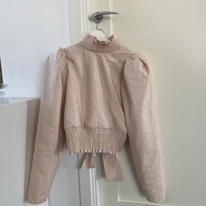 Festtopp - Beige festtopp från Gina Tricot. Storlek: xs