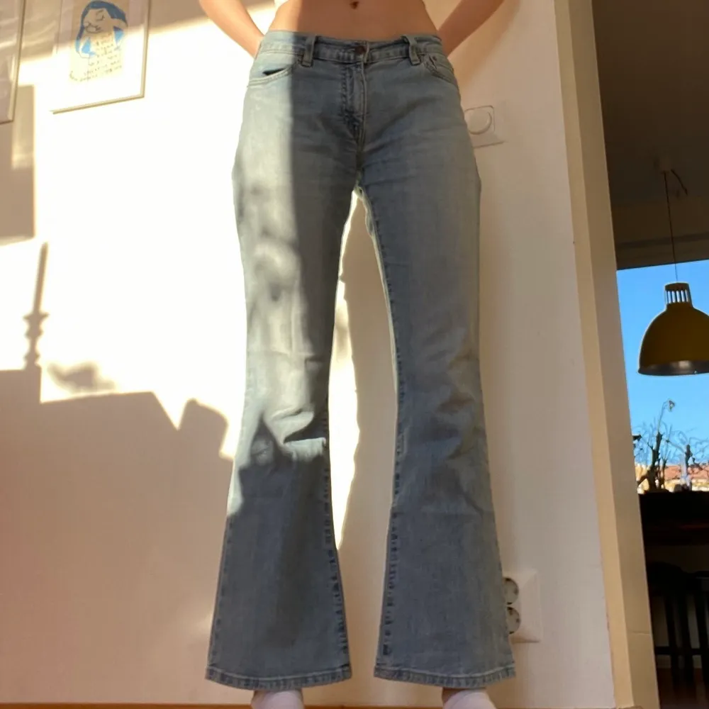 Fina lågmidjade levi’s jeans som tyvärr är något för korta för mig! Storleken är W30 L30! Midjemåttet är ca 76cm!💗. Jeans & Byxor.