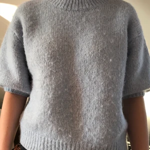 Zara t-shirt  - Ljusblå stickad zara tröja storlek S. Jag säljer denna då den inte kommer till användning. Sällan använd, köparen står för frakten💗