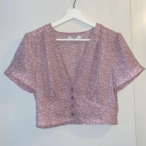 Sommartopp  - En tunn, lite kortare sommartopp. Använd 2-3 gånger