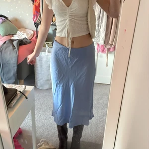 Blå satinkjol - Jättefin satinkjol från and other stories! Älskar verkligen denna men behöver tyvärr rensa min garderob:( Den är lite för liten för mig som är ca 174 cm lång( om man vill ha den lågmidjad). I jättebra skicka och använd ca 5 ggr🙌