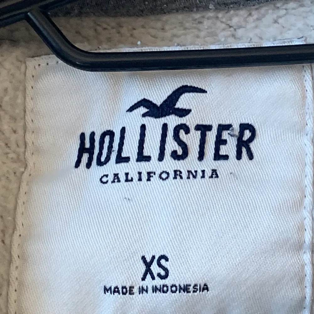 Grå Hollister hoddie som är i väldigt bra skick men använd många gånger. Hoodien är i storlek XS och jag säljer på grund av att jag tycker att den är lite för liten på mig💓💓. Hoodies.