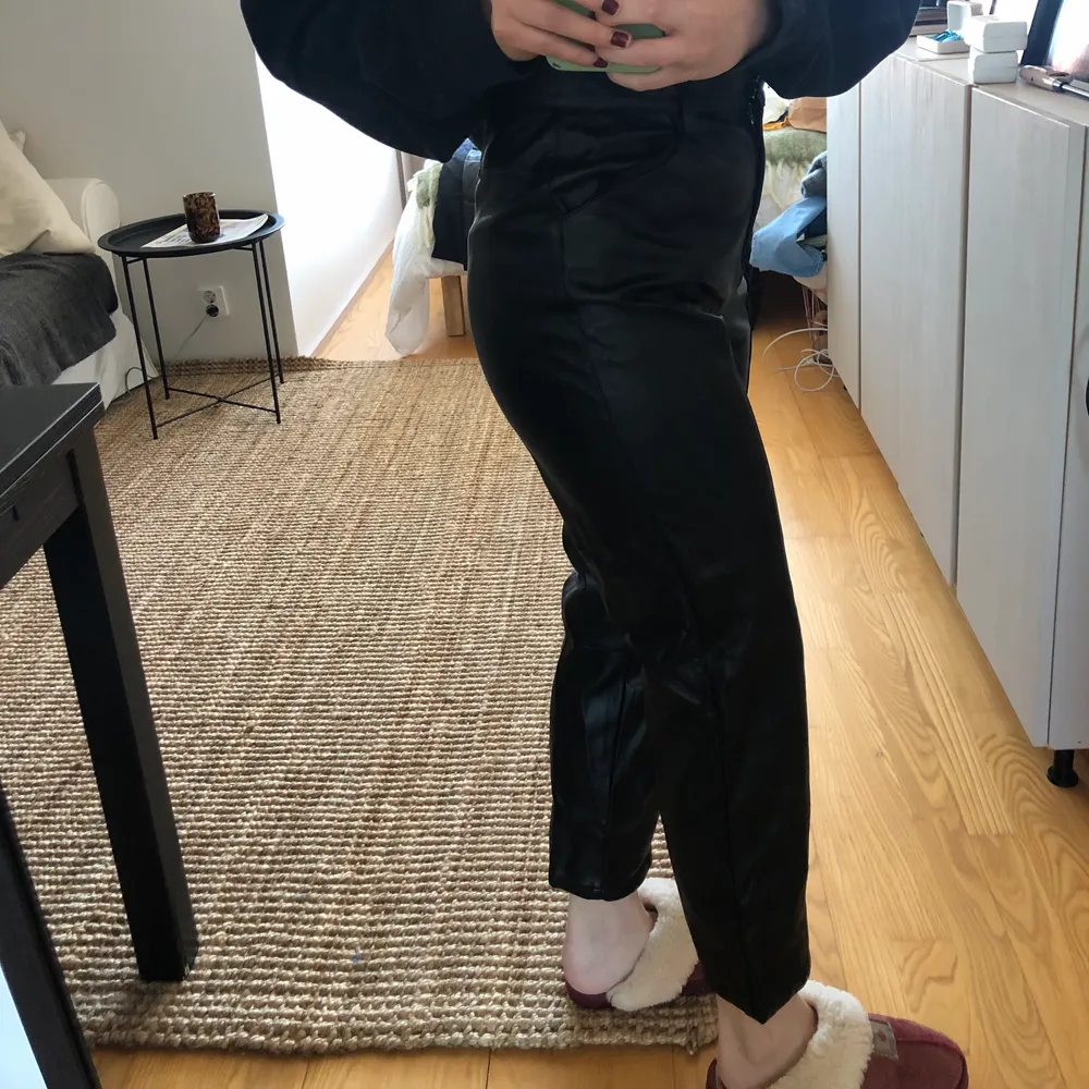 Så snygga skinnbyxor från H&M. Sitter inte så tight på mig men väldigt snygga. De är i storlek 40 och jag brukar ha 36. Lite stora i midjan men passar bra annars. Jeans & Byxor.