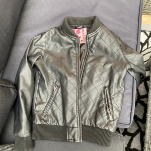 Jacka  - Svart ! Har små skador som ni ser på bilden men det inget som man märker direkt 