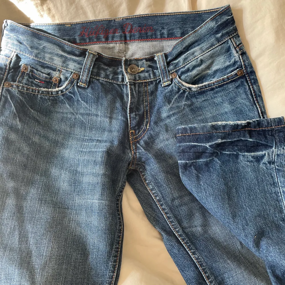 Ett par snygga lågmidjade jeans från Tommy Hilfiger, lite för små för mig som normalt har stl 26 i midjan💕 Tajta i låren också! Fint skick men har små missfärgningar längst ner på benen (se andra bilden), men detta syns knappt när dem är på💓 Kom gärna privat för mer bilder eller frågor!. Jeans & Byxor.