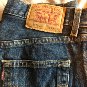 LEVIS 555  - Skitsnygga raka levis jeans!!! 🙏🏼 Blå jeqnstvättad färg. Skulle säga att dem är något mindre än 29/32, speciellt i midjan där dem mer sitter om en 25. 💞💞  Om man undrar om mått elr liknande är det bara  att skriva 💞