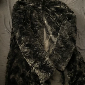 päls jacka  - jätte fin pälsjacka (fake päls), använd några gånger men är i god skick som ny💋 , skriv vid intresse 🤗