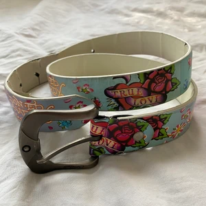 Ed hardy bälte  - Ed hardy bälte köpt på tradera. Har inte kommit till användning tyvärr. Det är ganska slitet men som tur är syns det inte så mycket på utsidan 🤍