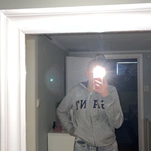 Zip hoodie  - Hoodie från gant i fint skick. En herrmodell som passar alla. Kan skickas mot fraktkostnad. Kolla mina andra annonser så kan vi komma överens om ett sammanlagt pris för flera plagg