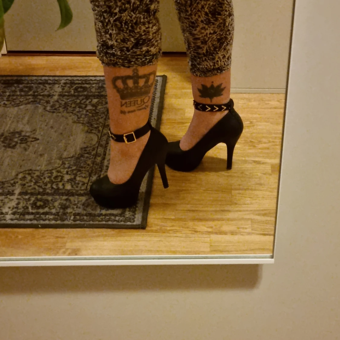 Klackskor med guldetaljer - 90