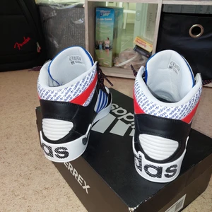 Adidas "overbranded shoes size 43 - Säljer dessa skor för att dem är lite för små för mina enorma clown fötter. Väldigt sköna annars och sitter bra 