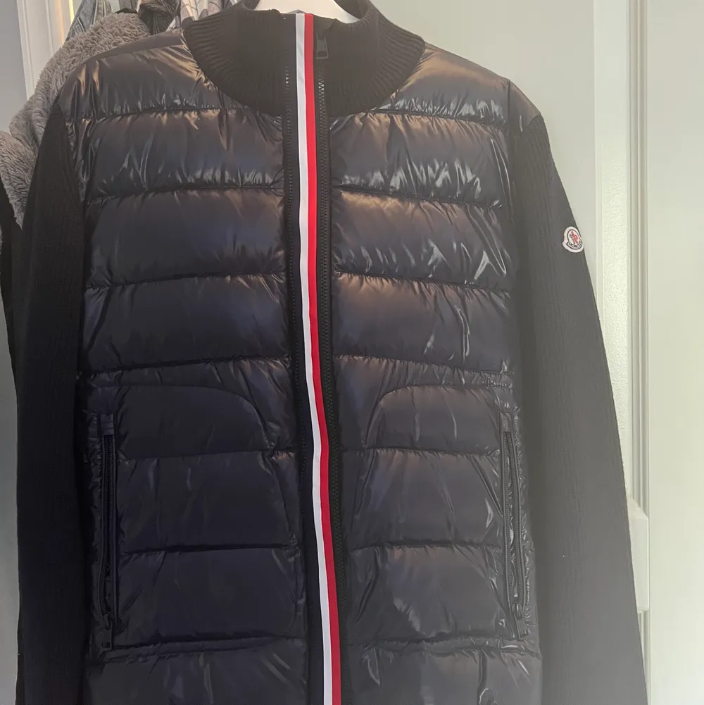 Säljer min moncler cardigan då jag tycker den är lite för kort för mig som är 190, jackan är använd ett fåtal gånger           Cond: 9,5/10   Köpt från highendmarkets o kvitto finns naturligtvis.. Jackor.