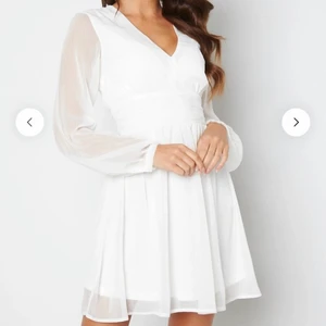 Vit klänning strl 34  - Superfin klänning som passar perfekt till skolavslutning eller student! Är endast använd en skolavslutning så den är i väldigt fint skick✨